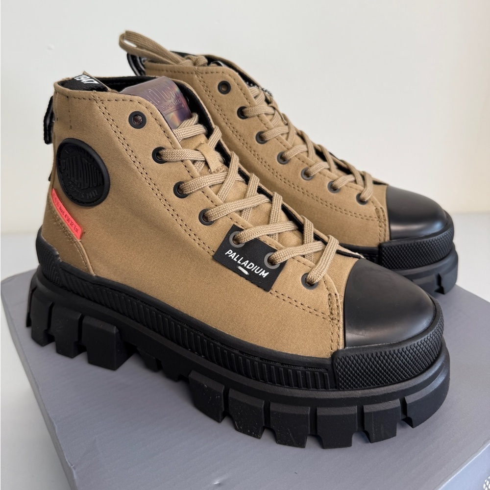 Womens Palladium Revolt Hi TX Platform Boot / Star White / 97242-116-M / Size 10